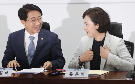 조정식 민주당 정책위의장(왼쪽)과 유은혜 사회부총리 겸 교육부 장관이 9일 국회 의원회관에서 열린 고교 무상교육  실현 당·정·청 협의에서 이야기를 나누고 있다. 연합뉴스